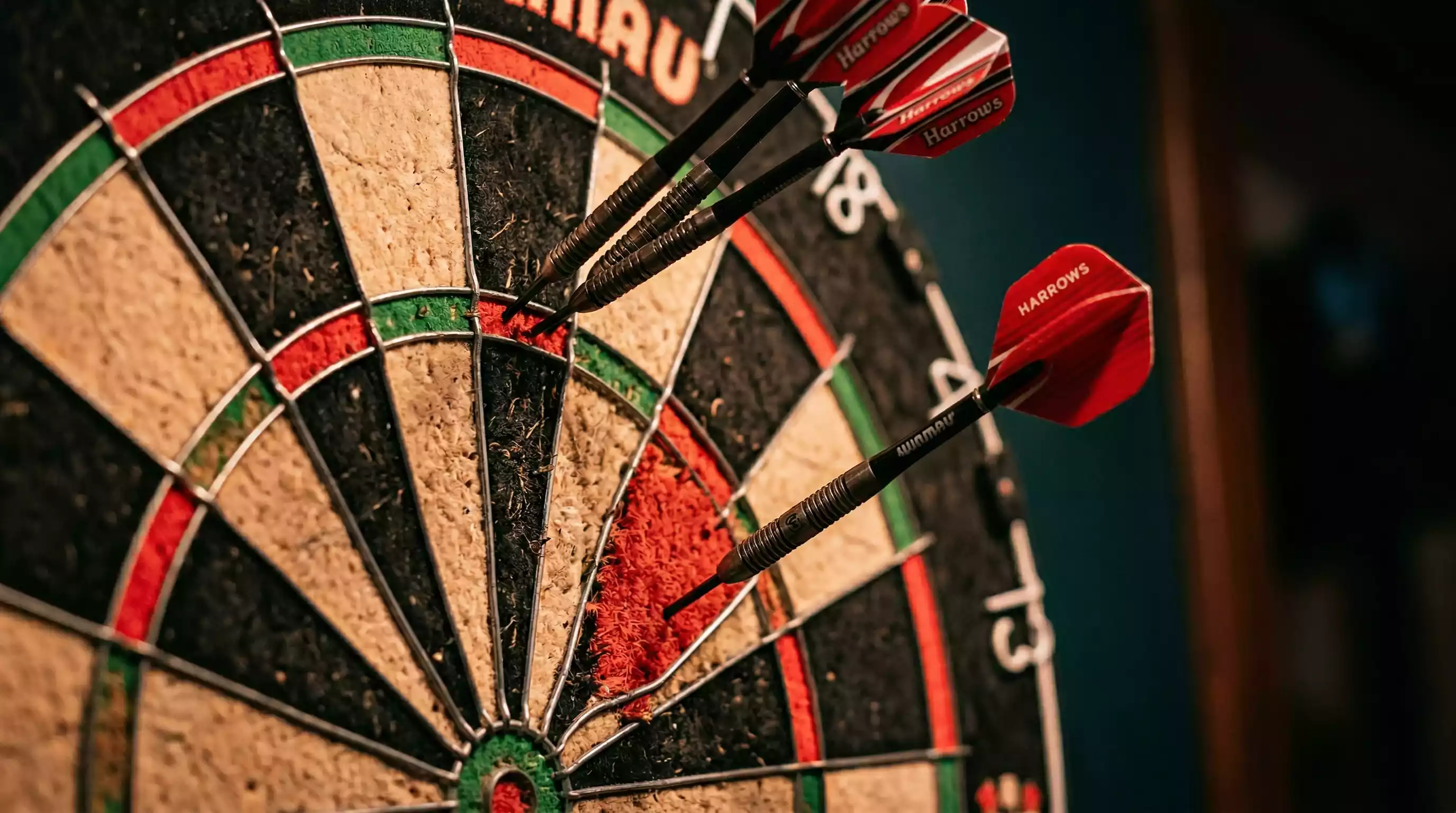 Nahaufnahme eines Darts-Boards mit Fokus auf die Doppelfelder für das Double-Out-Finish